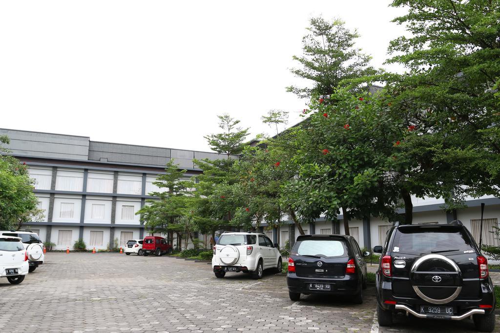 Griptha Hotel Kudus Bagian luar foto